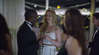 partide tek başına duran kadın