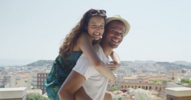  Çiftler dışarıda eğleniyor. 