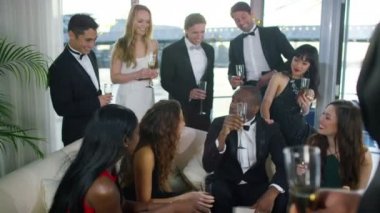  Şampanya içiyor arkadaşlar