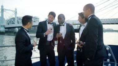 Erkek arkadaşlar resmi sosyal etkinlikte sohbet