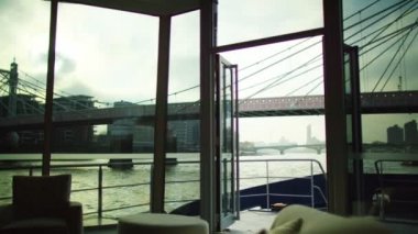 Thames Nehri üzerinde tekne palamarla