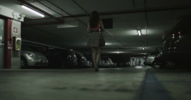 Kadın şüpheli erkek tarafından takip edilir