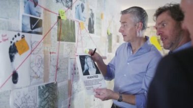 Dedektifler olay odasında çalışma