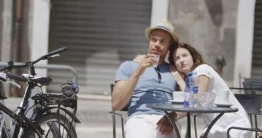 Kafede chat yapan Çift