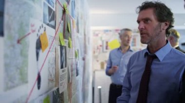 Dedektifler olay odasında çalışma