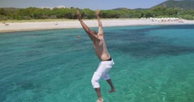 adam açık mavi suya atlama