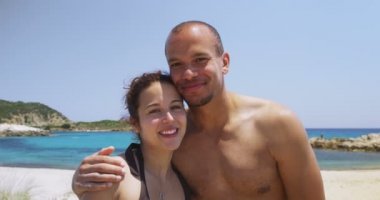 Kumsalda dinlenen bir çift.