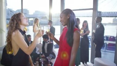 sohbet ve şampanya içiyor arkadaşlar