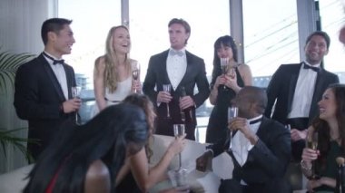 zarif arkadaşları şampanya içmek 