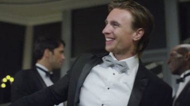 Erkek arkadaşlar resmi sosyal etkinlikte sohbet