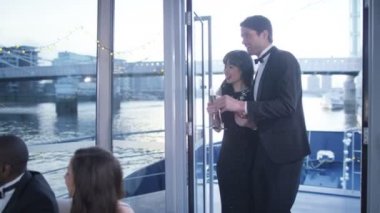  Şampanya içiyor arkadaşlar