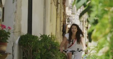 Çift İtalyan şehirde Bisiklete binme