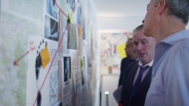 Dedektifler olay odasında çalışma