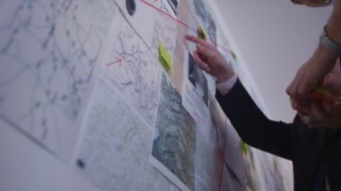 Dedektifler olay odasında çalışma