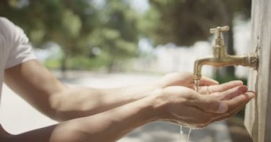 adam su akışı altında el yıkama