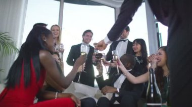  Şampanya içiyor arkadaşlar