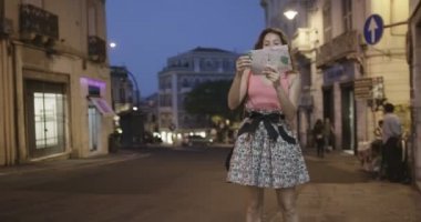 Haritaya bakıyordum kadın