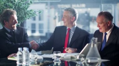 İşadamları toplantısında el sallamak