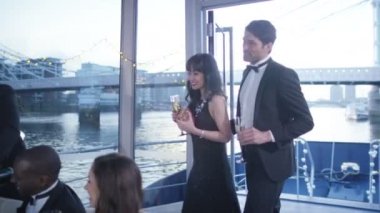  Şampanya içiyor arkadaşlar