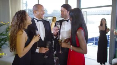  Şampanya içiyor arkadaşlar 