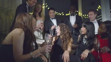 Şampanya içiyor arkadaşlar