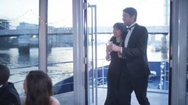  Şampanya içiyor arkadaşlar