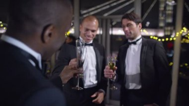 resmi sosyal etkinlikte sohbet arkadaşları