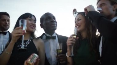  Şampanya içiyor arkadaşlar