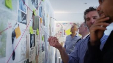 Dedektifler olay odasında çalışma