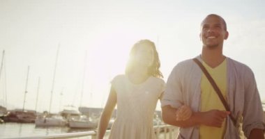 Tekneler ve liman bakarak Çift