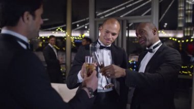 resmi sosyal etkinlikte sohbet arkadaşları