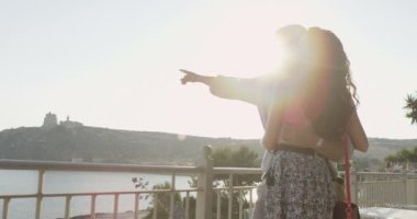 denizin yanında çift ayakta