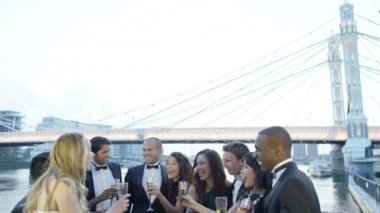 Şampanya içiyor arkadaşlar