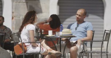 Kafede chat yapan Çift