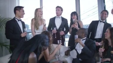 zarif arkadaşları şampanya içmek 