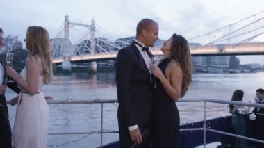 Güvertede çift öpücük