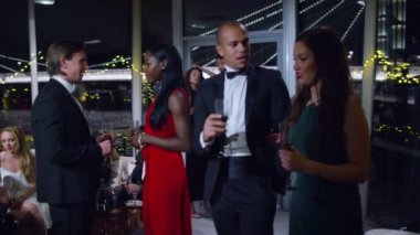 Çift göz alıcı partide sohbet