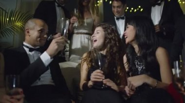 Şampanya içiyor arkadaşlar