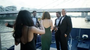  Şampanya içiyor arkadaşlar