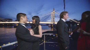 Asya çift kucaklama tekne güvertede