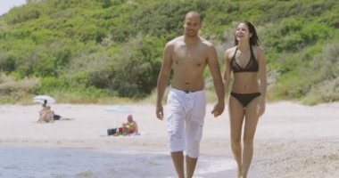 Çift sahilde rahatlatıcı