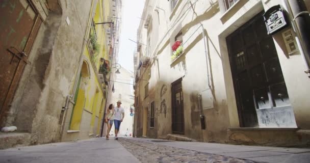 Paar läuft durch Straße — Stockvideo