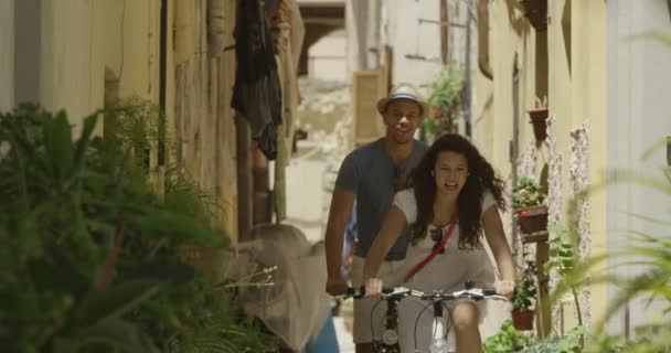 Par cykling i italienska staden — Stockvideo
