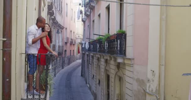 Couple sortir sur le balcon — Video