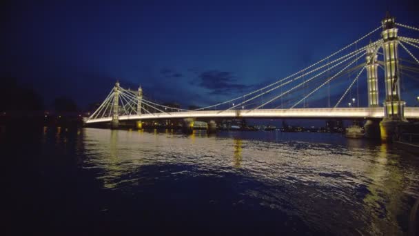 Albert Bridge i hamnen i Chelsea, London — Stockvideo