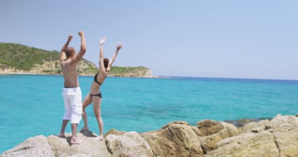 Casal relaxante na praia mediterrânea — Vídeo de Stock