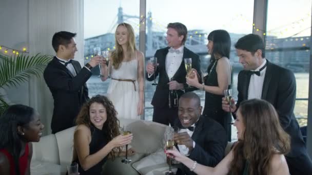 Elegante vrienden drinken champagne — Stockvideo