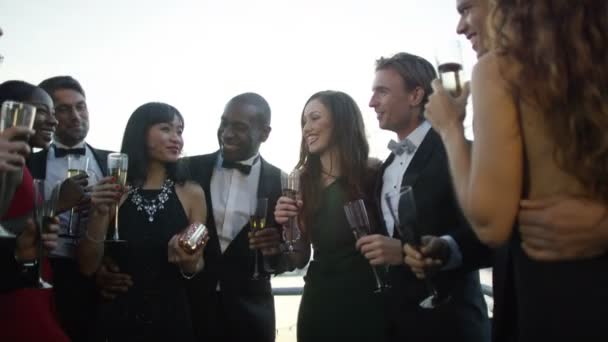Друзі, п'є шампанське — стокове відео