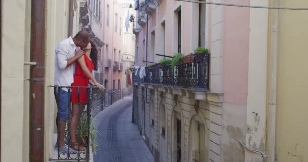 Couple sortir sur le balcon — Video