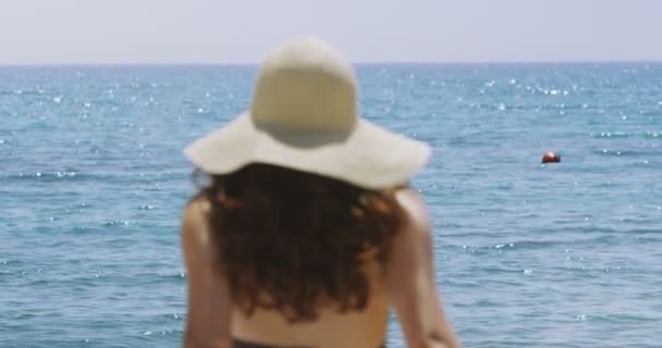 Nő pihen a strandon — Stock videók